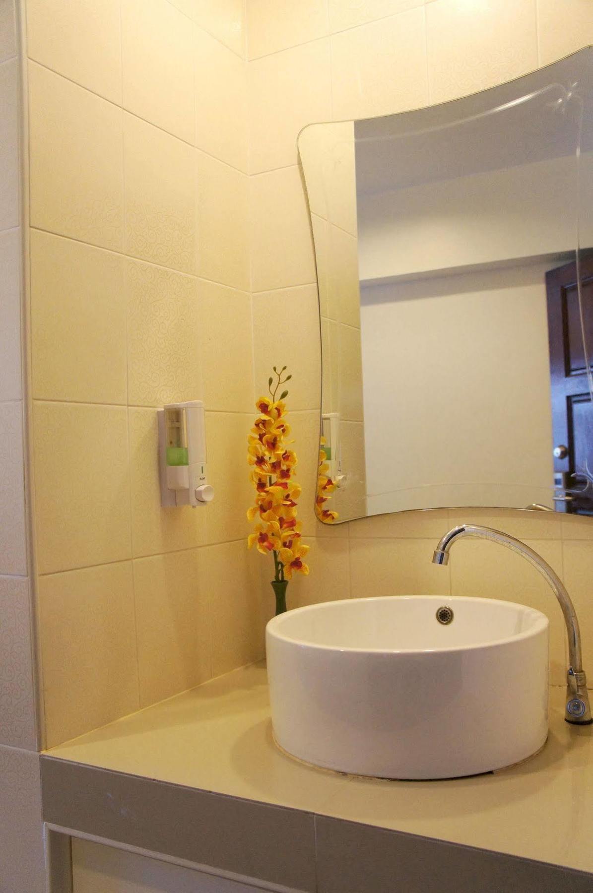 The Nest Serviced Apartment Банкок Екстериор снимка